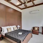 Stayvista\'S Lakeside Whispers - Lake & Mountain-View Villa With Lawn & Indoor-Outdoor Games