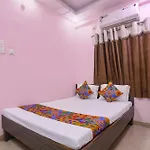Fabhotel Tara Deluxe - 1200 Meter From Yashwant Stadium