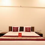Oyo 11889 White Hall
