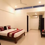 Oyo 11889 White Hall
