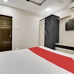 Oyo 69873 Hotel Fld