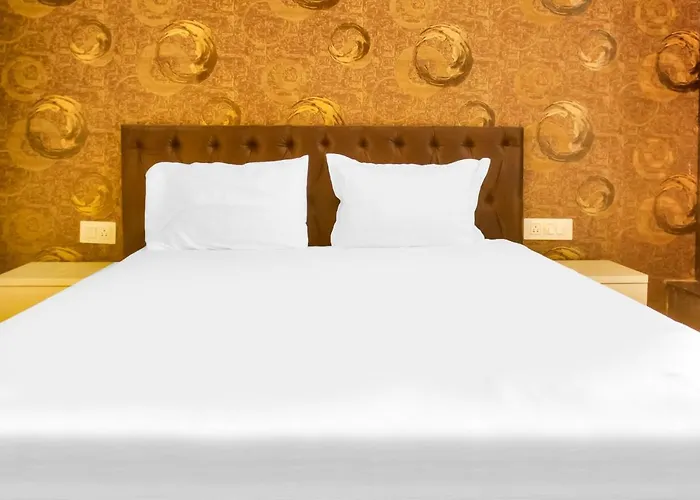 Oyo Flagship Hotel Royals Gold