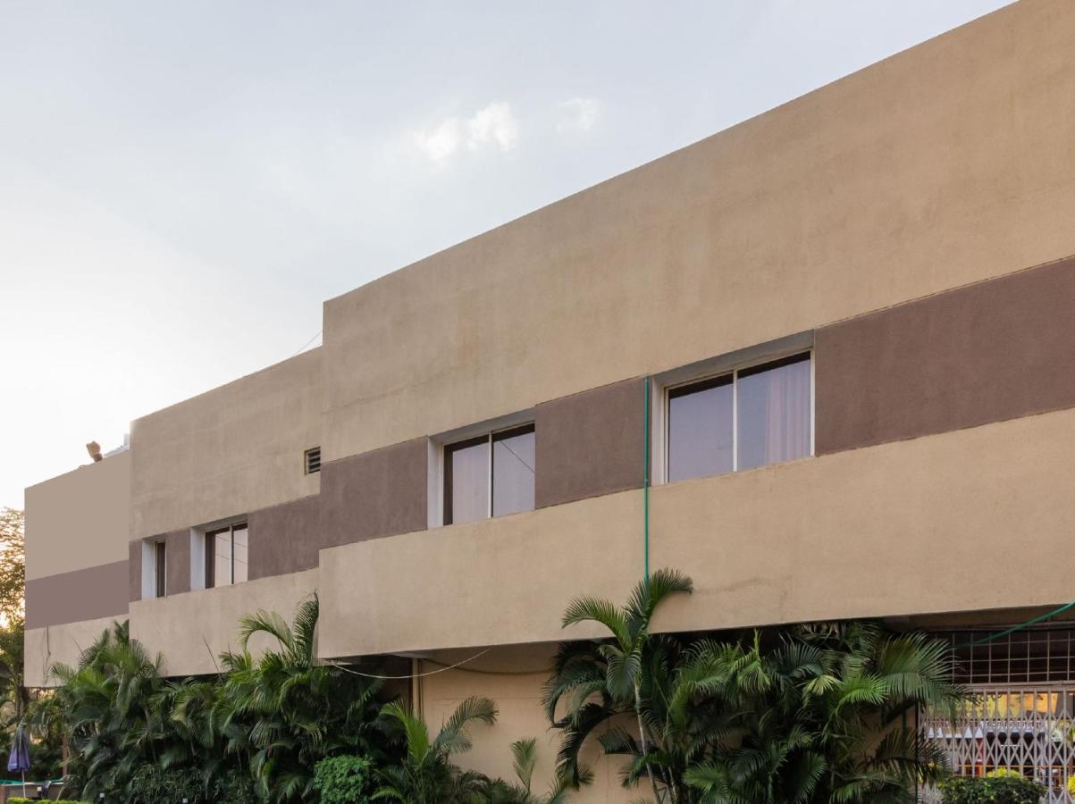 Spot On 75249 Topaz Lodging Nagpur