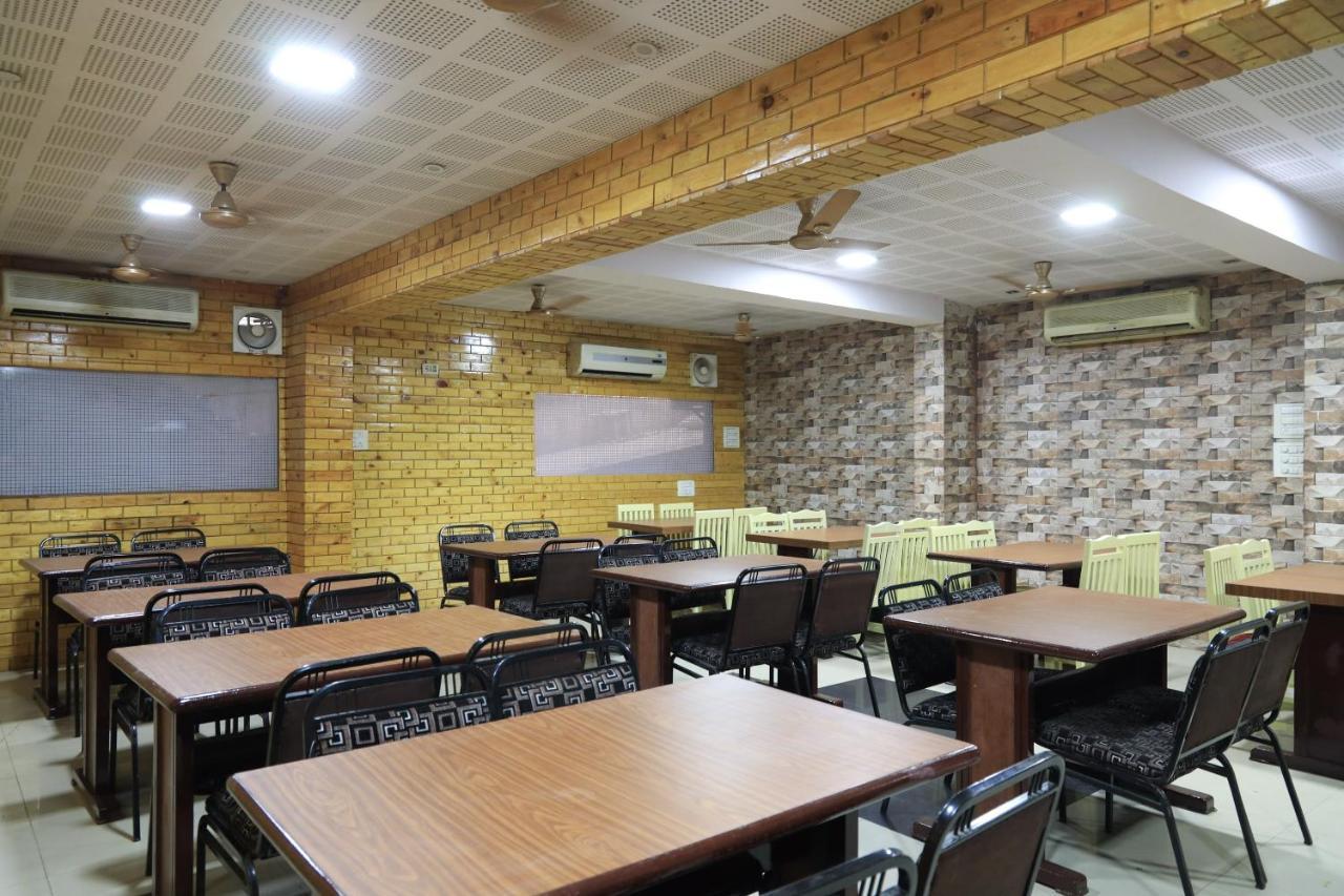 Oyo Flagship 77764 Hotel Rahul Ganeshpeth Colony 3*