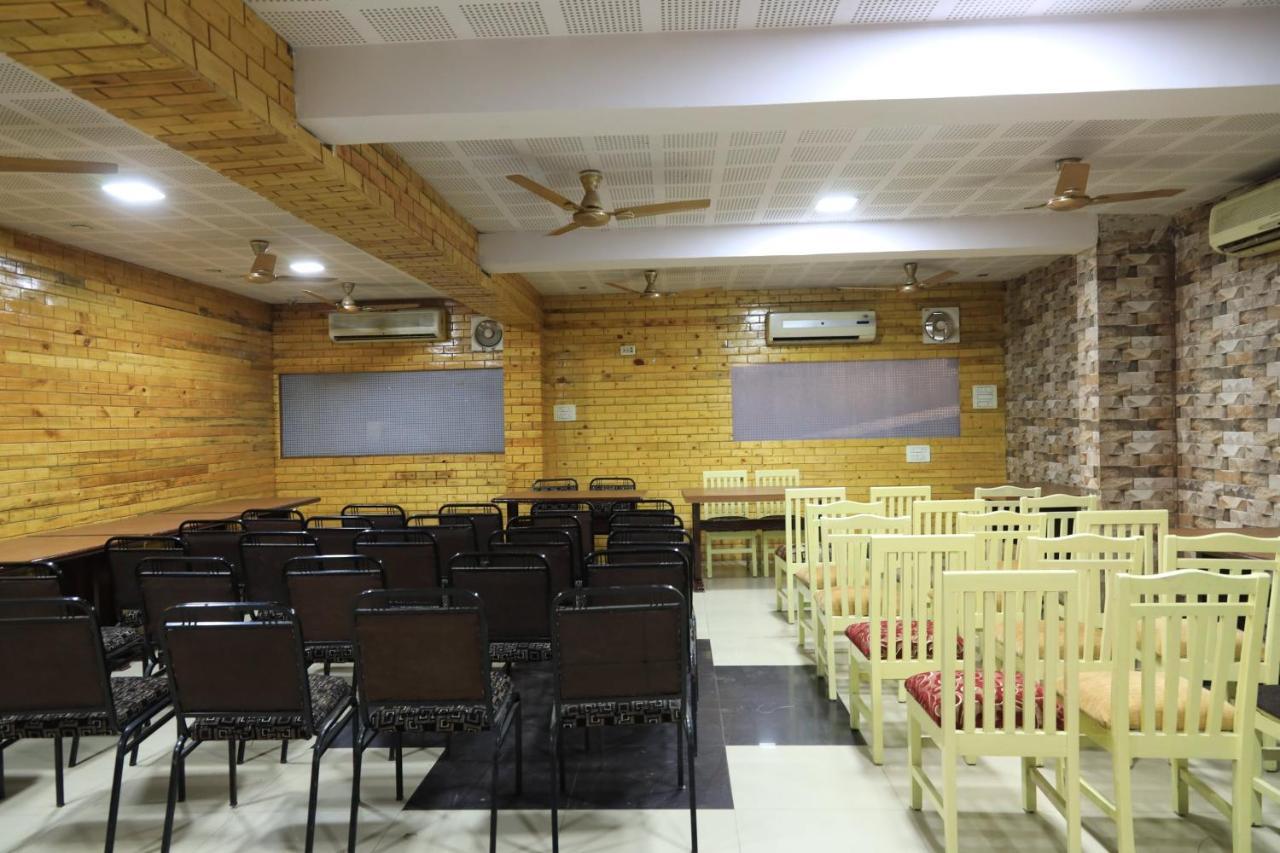 Oyo Flagship 77764 Hotel Rahul Ganeshpeth Colony
