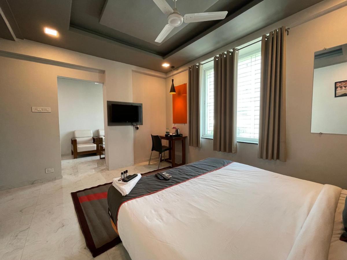 Hotel Manomay Homes