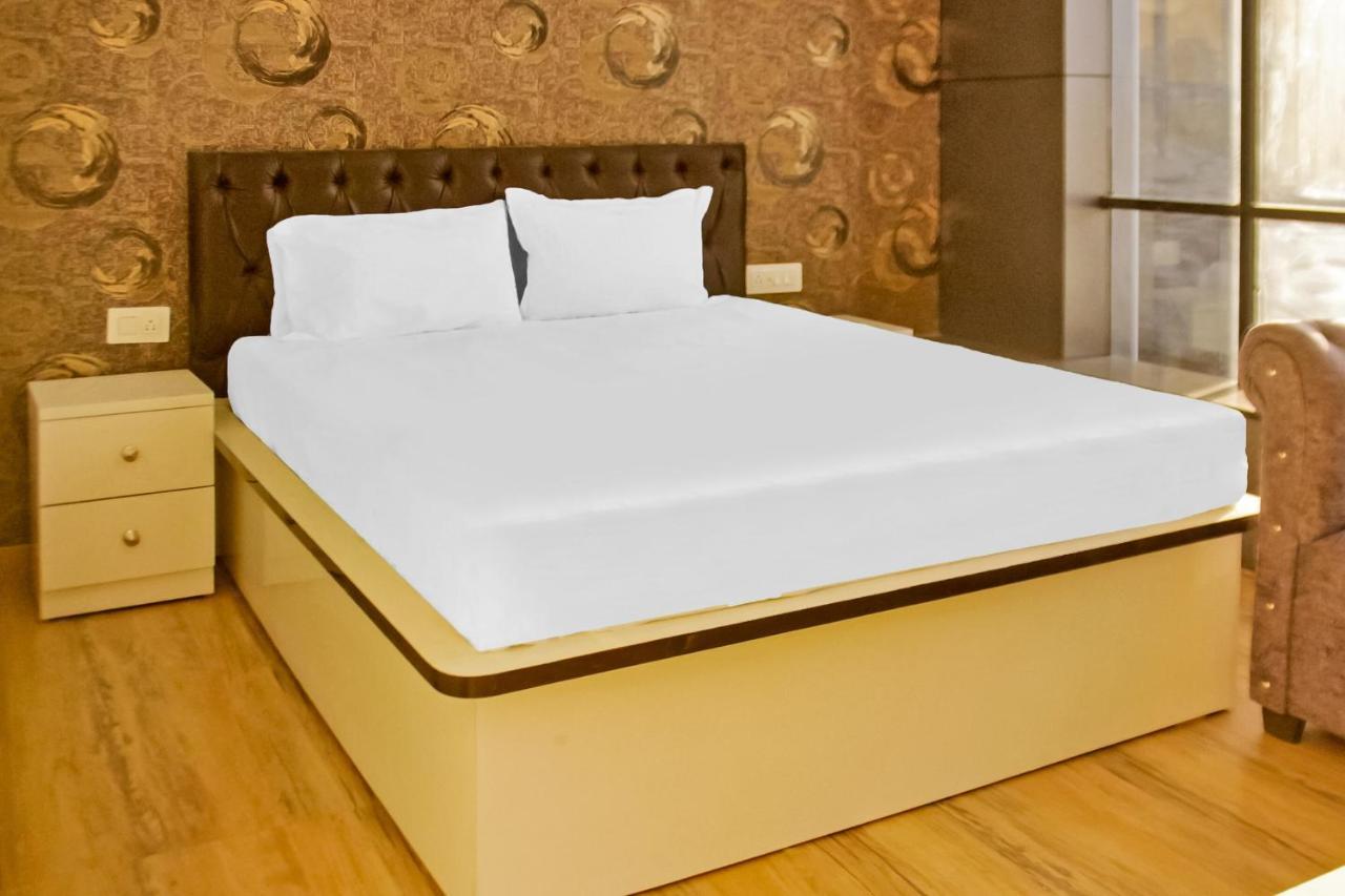 Oyo Flagship Royals Gold 3*