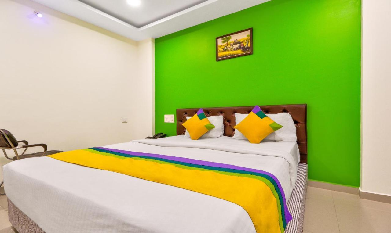 Itsy Carnival Hotel