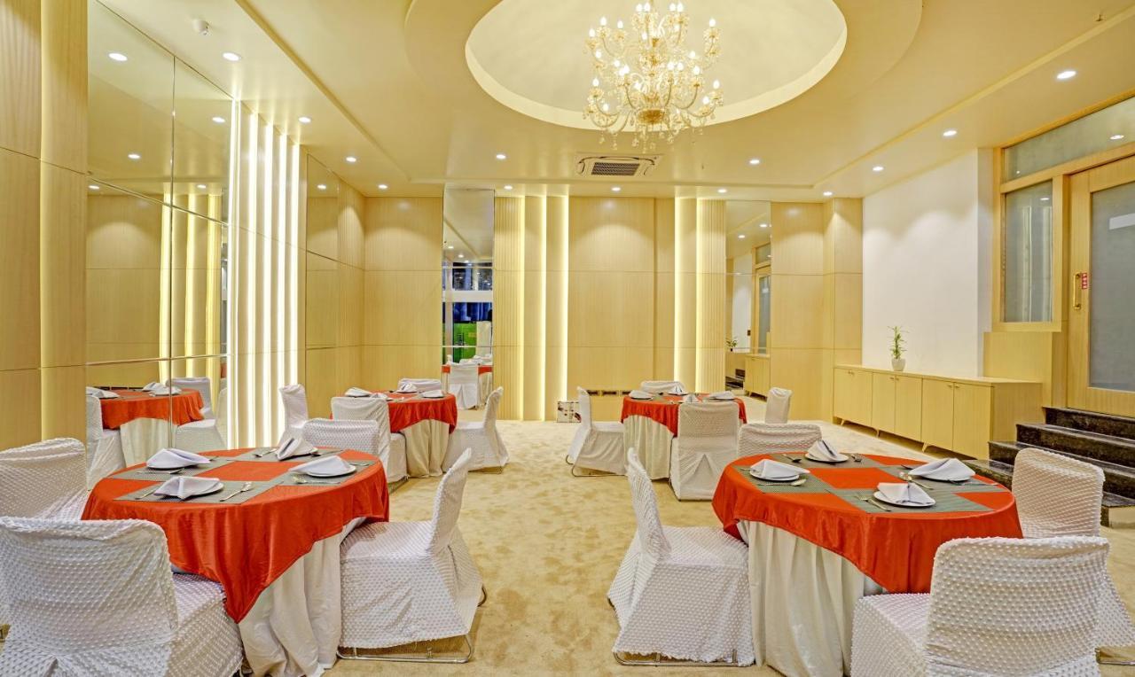 Hotel Treebo Premium Golden Bliss Trimurti Nagar Square 4*