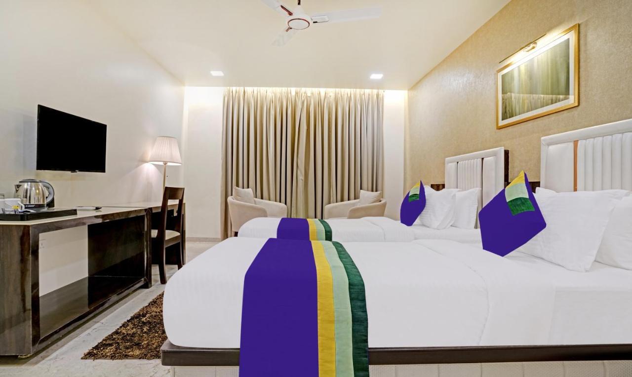 Hotel Treebo Premium Golden Bliss Trimurti Nagar Square 4*