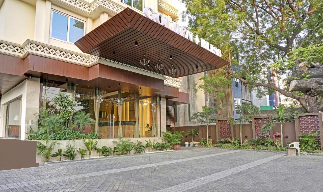 Hotel Treebo Premium Golden Bliss Trimurti Nagar Square