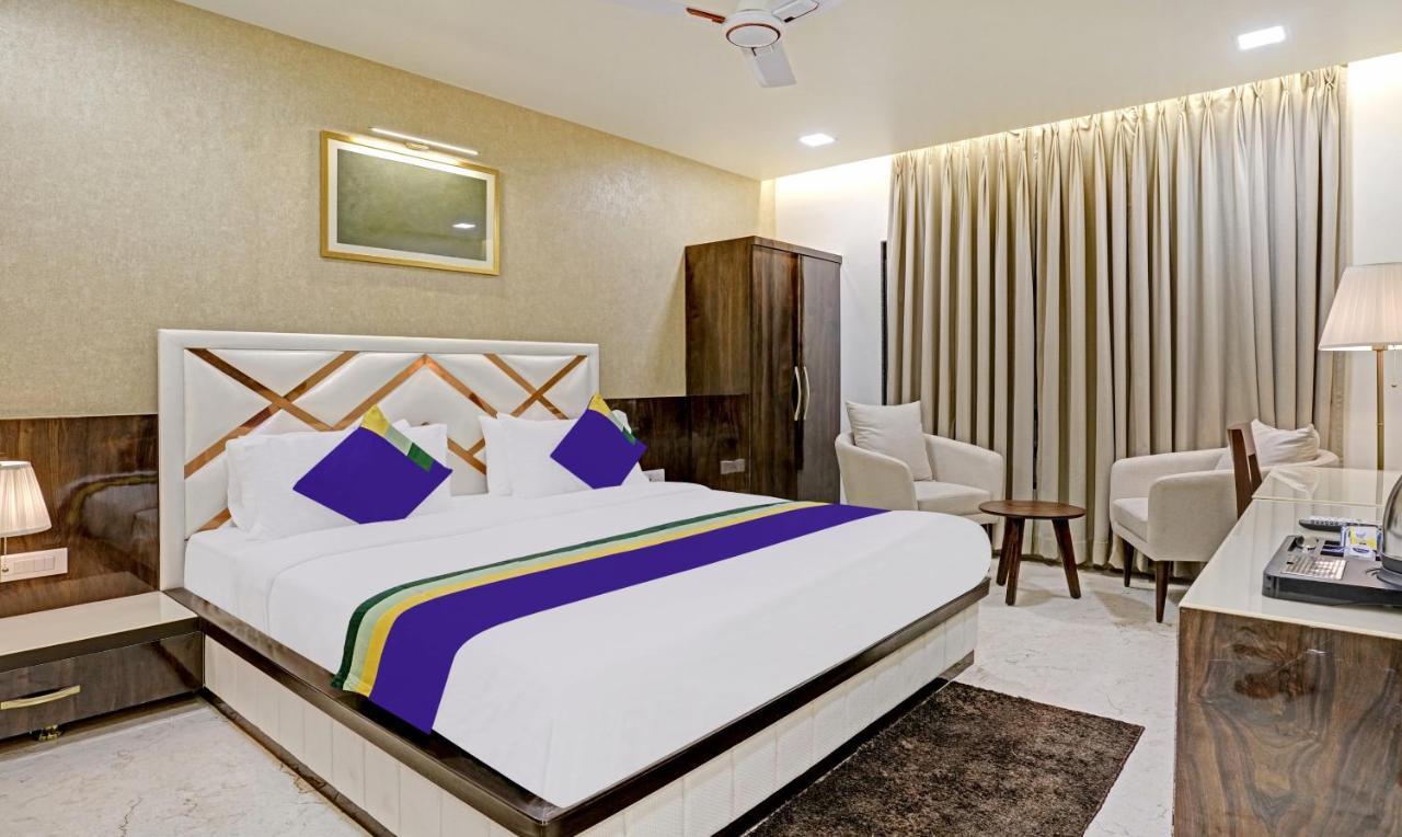 Hotel Treebo Premium Golden Bliss Trimurti Nagar Square