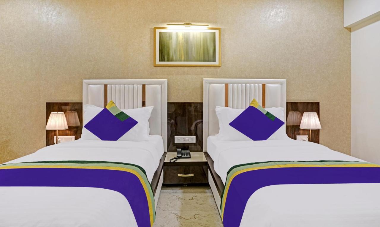 Hotel Treebo Premium Golden Bliss Trimurti Nagar Square 4*