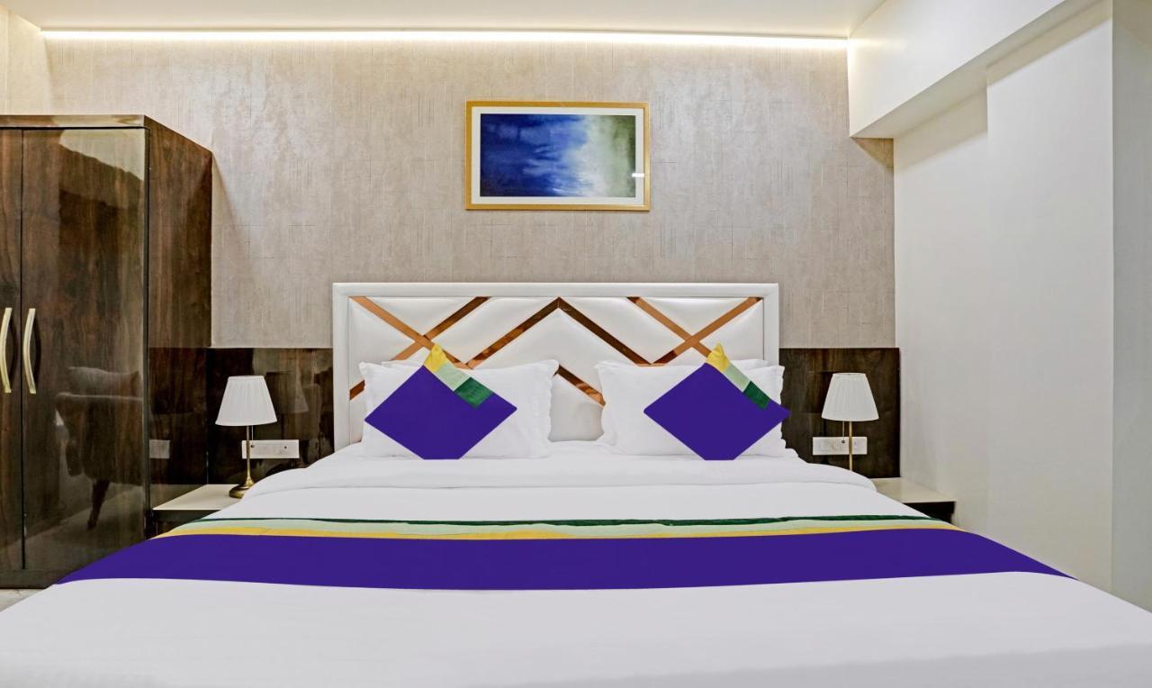 Hotel Treebo Premium Golden Bliss Trimurti Nagar Square 4*