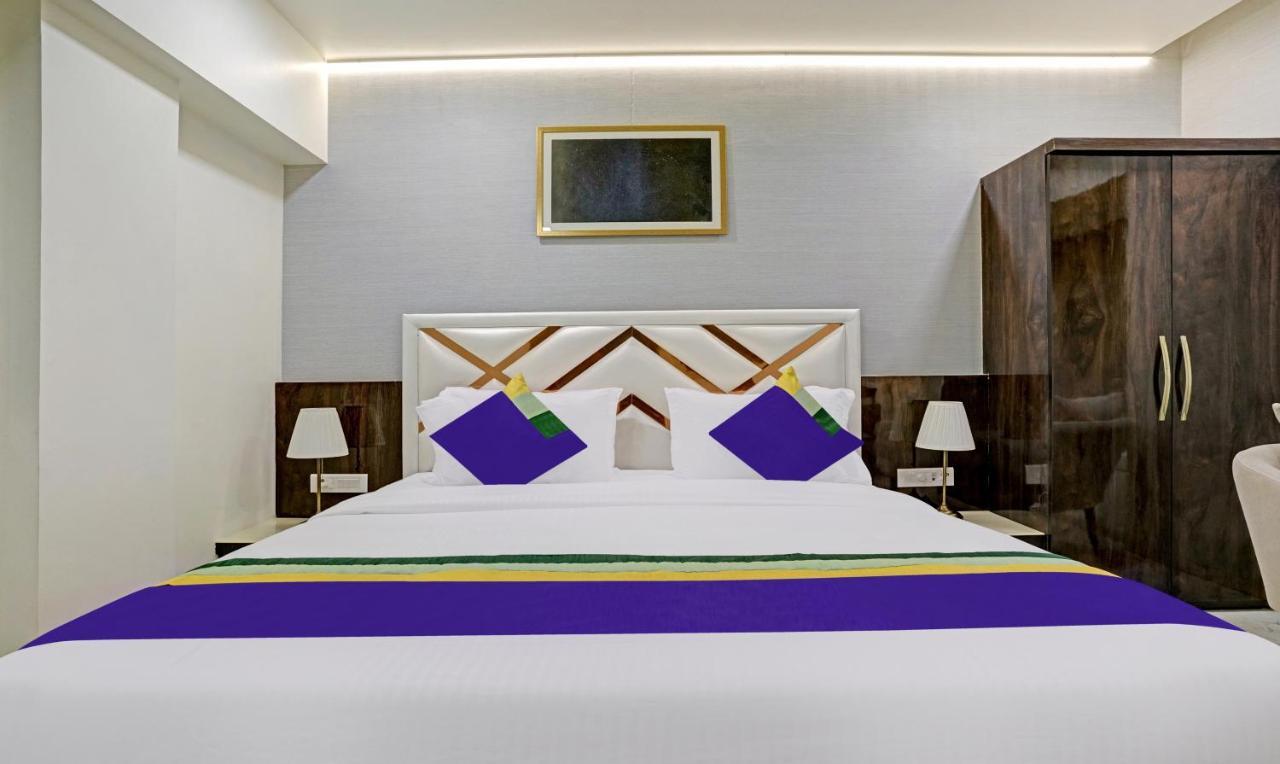 Hotel Treebo Premium Golden Bliss Trimurti Nagar Square 4*