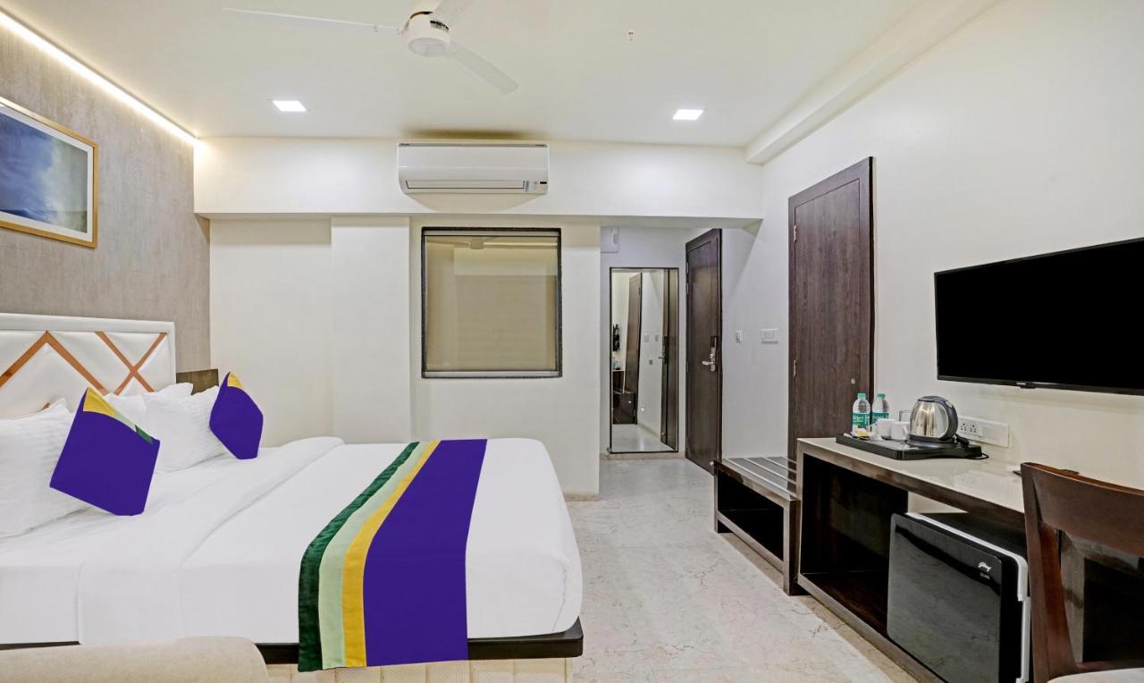 Hotel Treebo Premium Golden Bliss Trimurti Nagar Square 4*