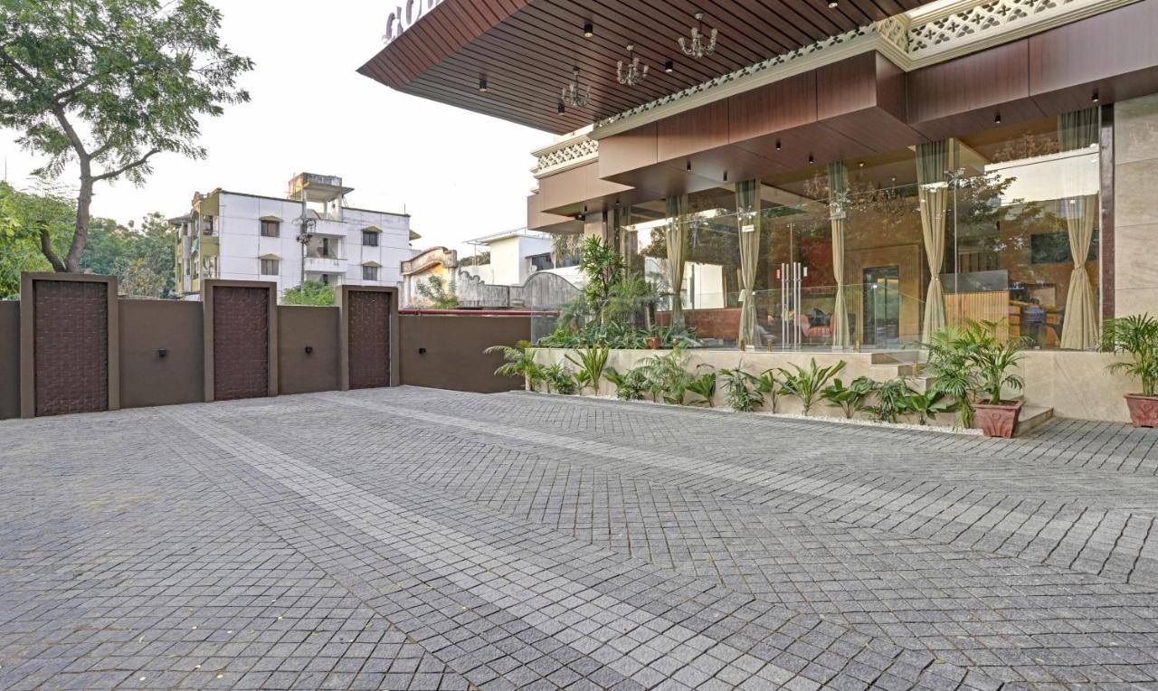 Treebo Premium Golden Bliss Trimurti Nagar Square 4*