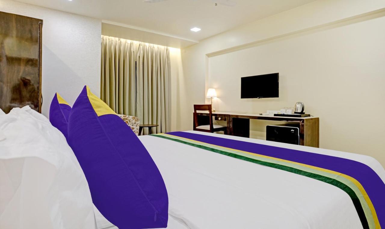Hotel Treebo Premium Golden Bliss Trimurti Nagar Square 4*