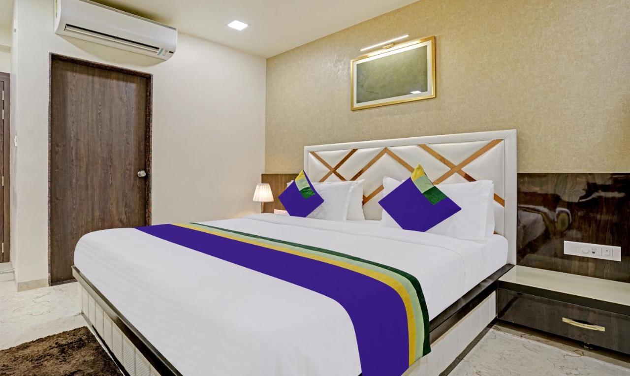 Hotel Treebo Premium Golden Bliss Trimurti Nagar Square 4*