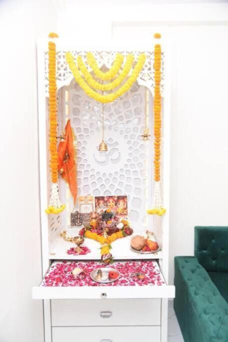 Avame 2bhk Golden Theme Flat Near Airport Apartment *