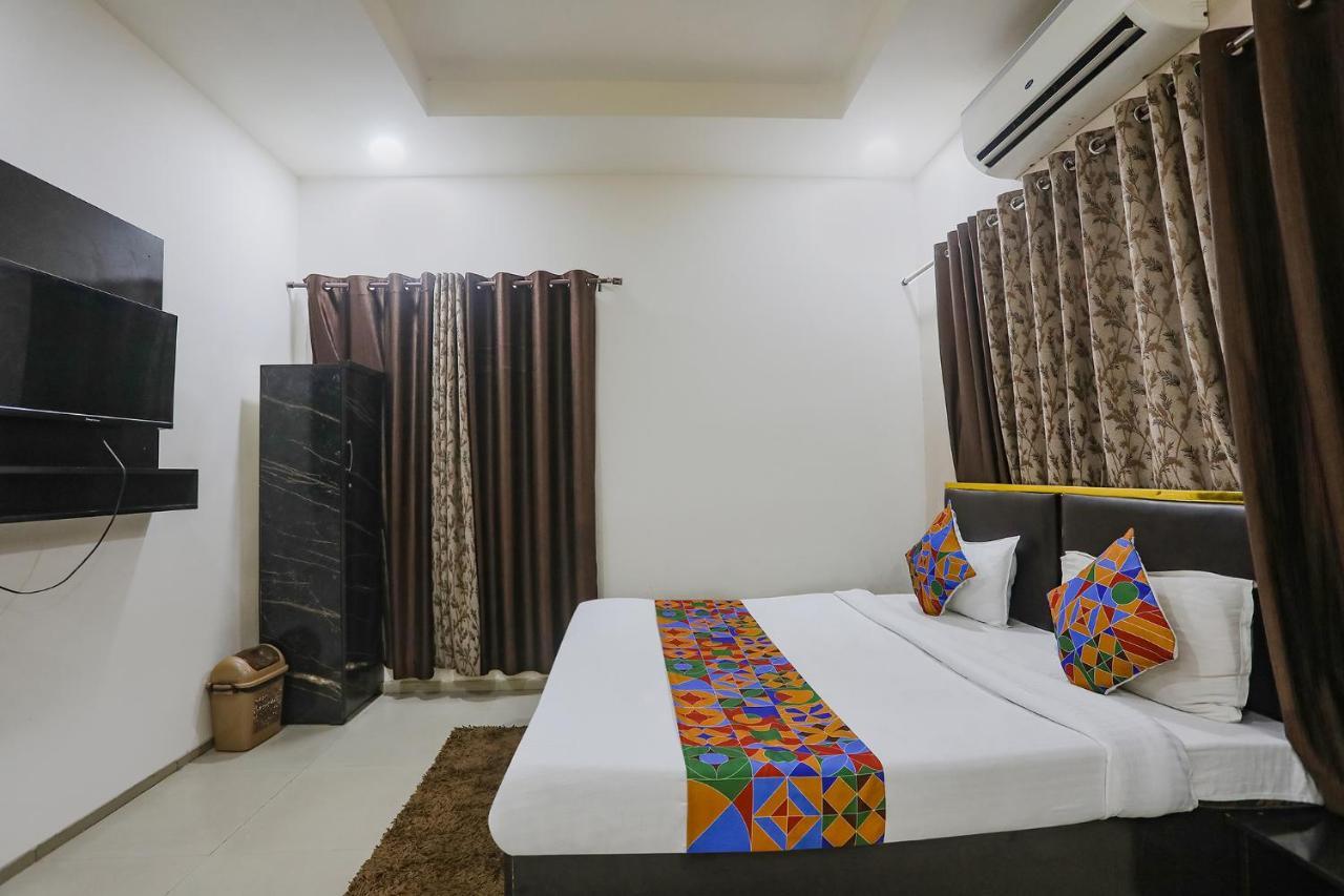 Hotel Fabhotel Paradise
