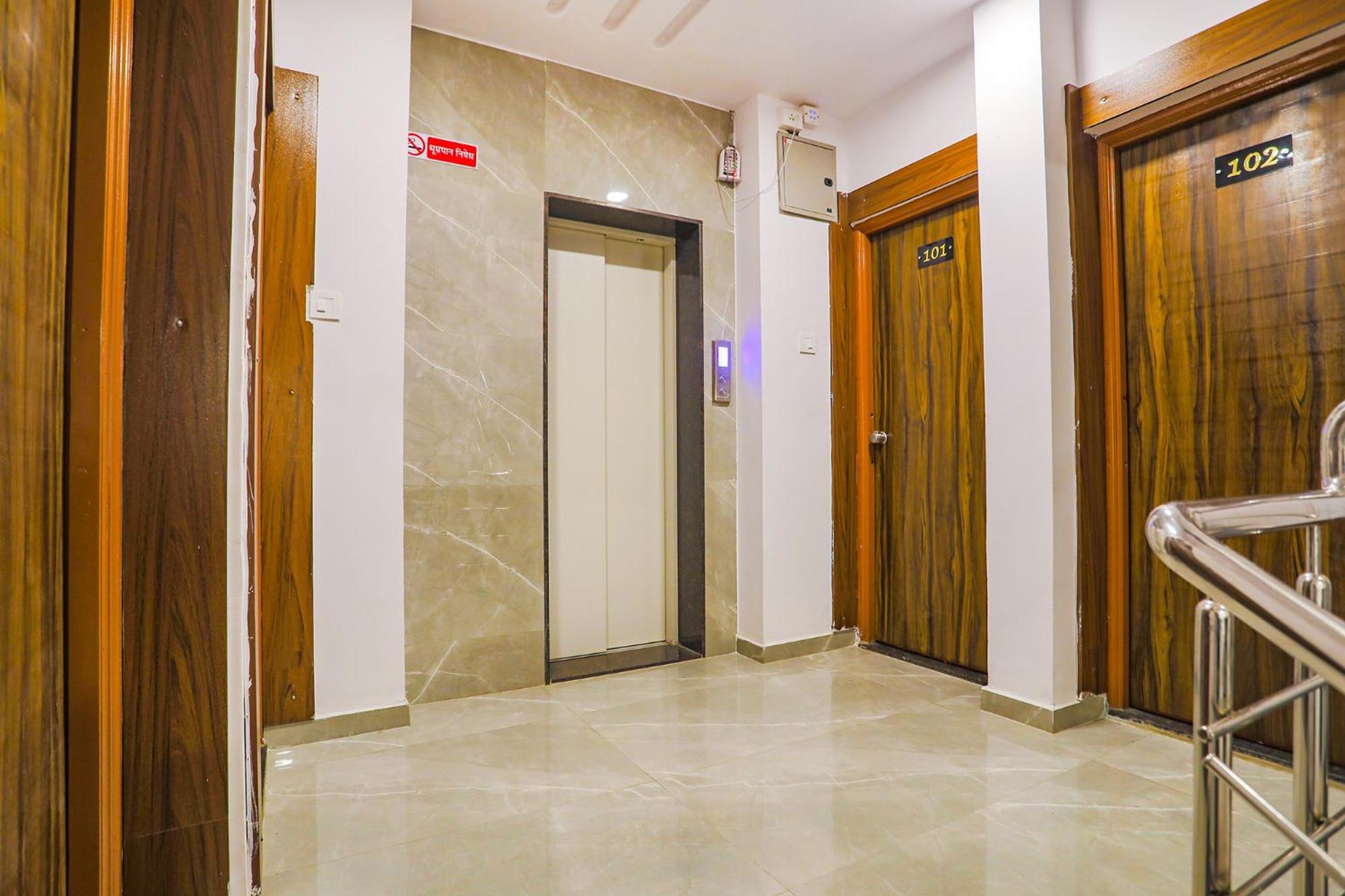 Hotel Fabhotel Royal - Beltarodi