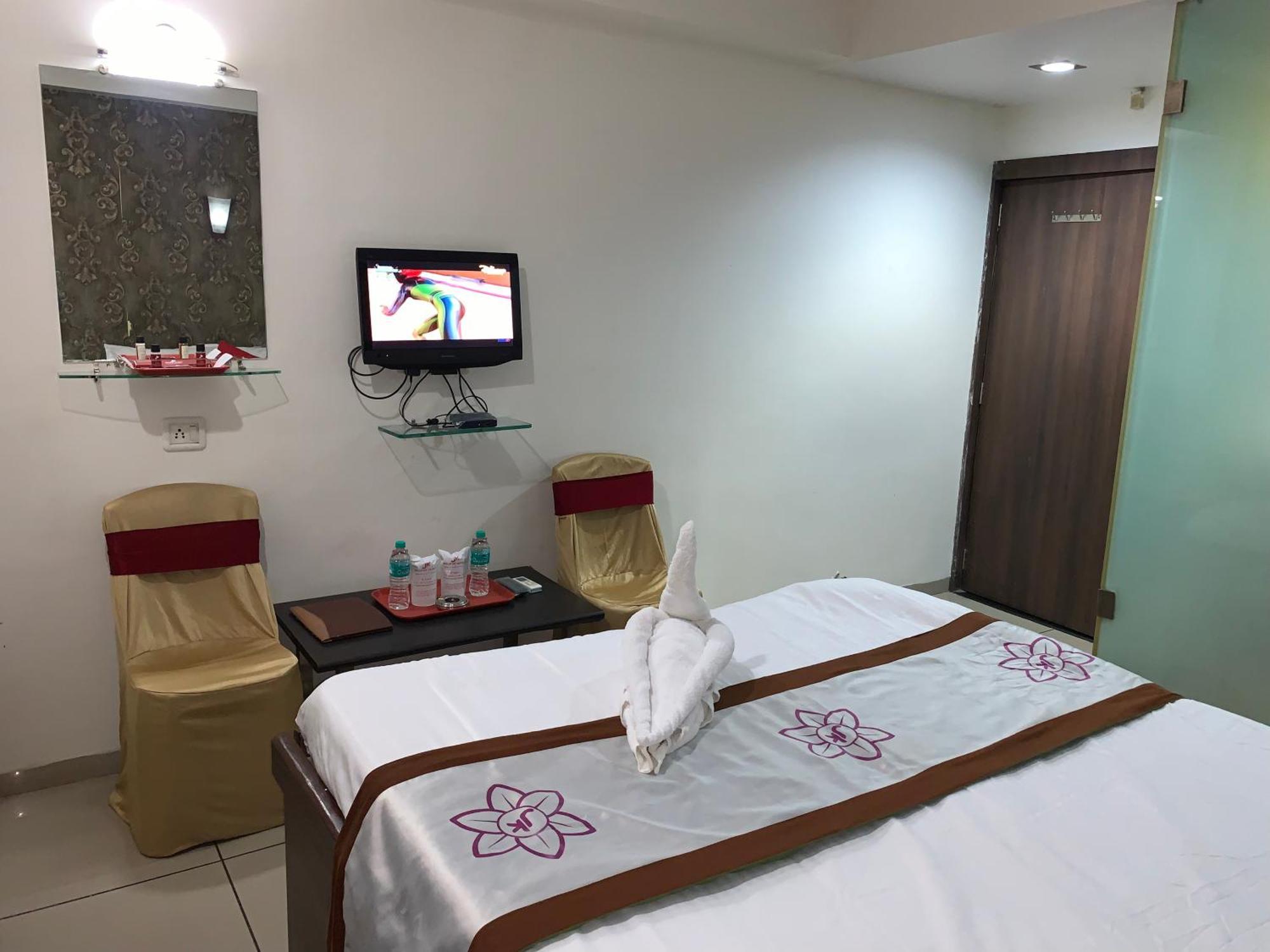 Hotel Fabexpress Jk Lions