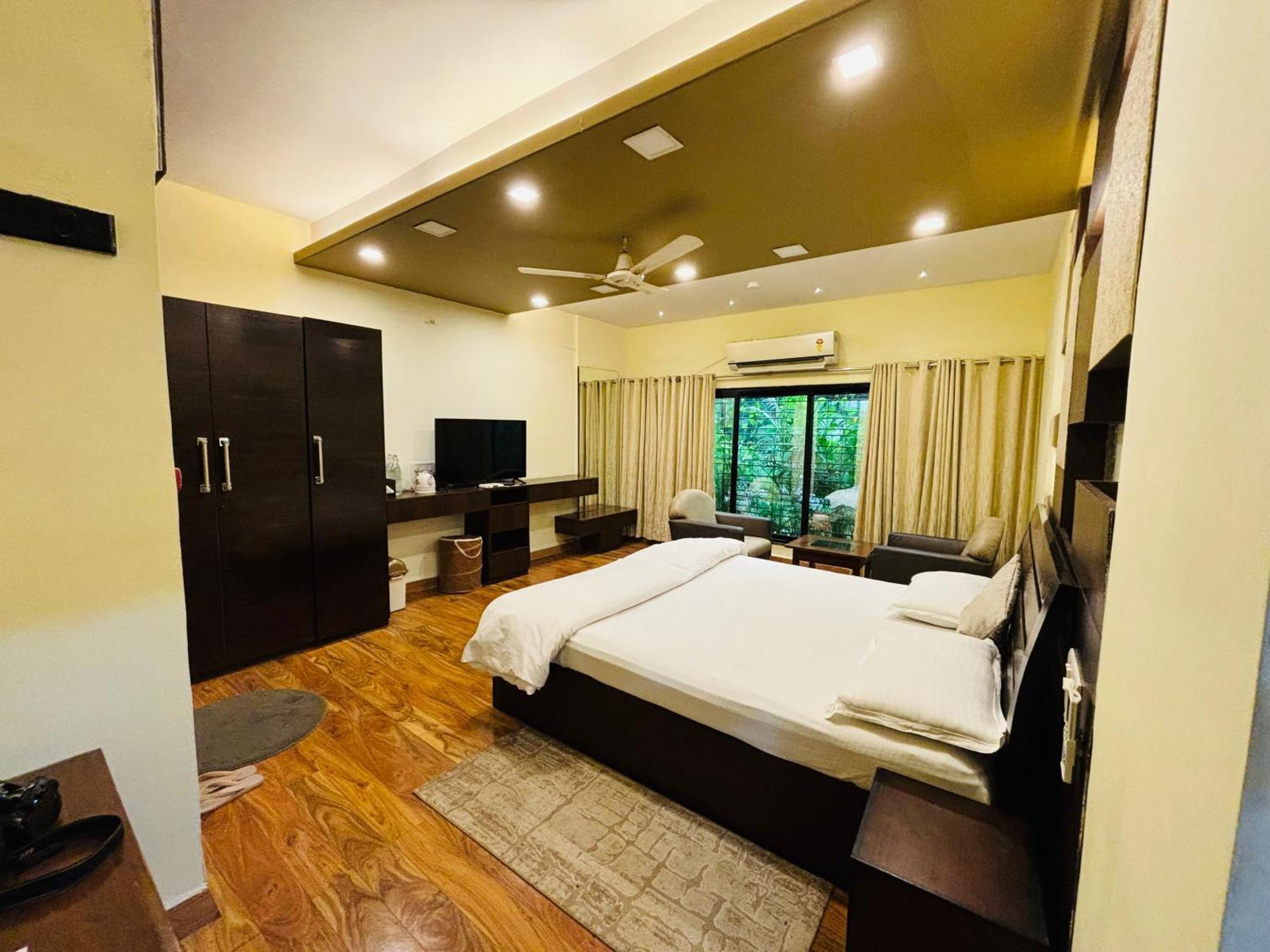 Royal Palms Luxury Service Hotel
