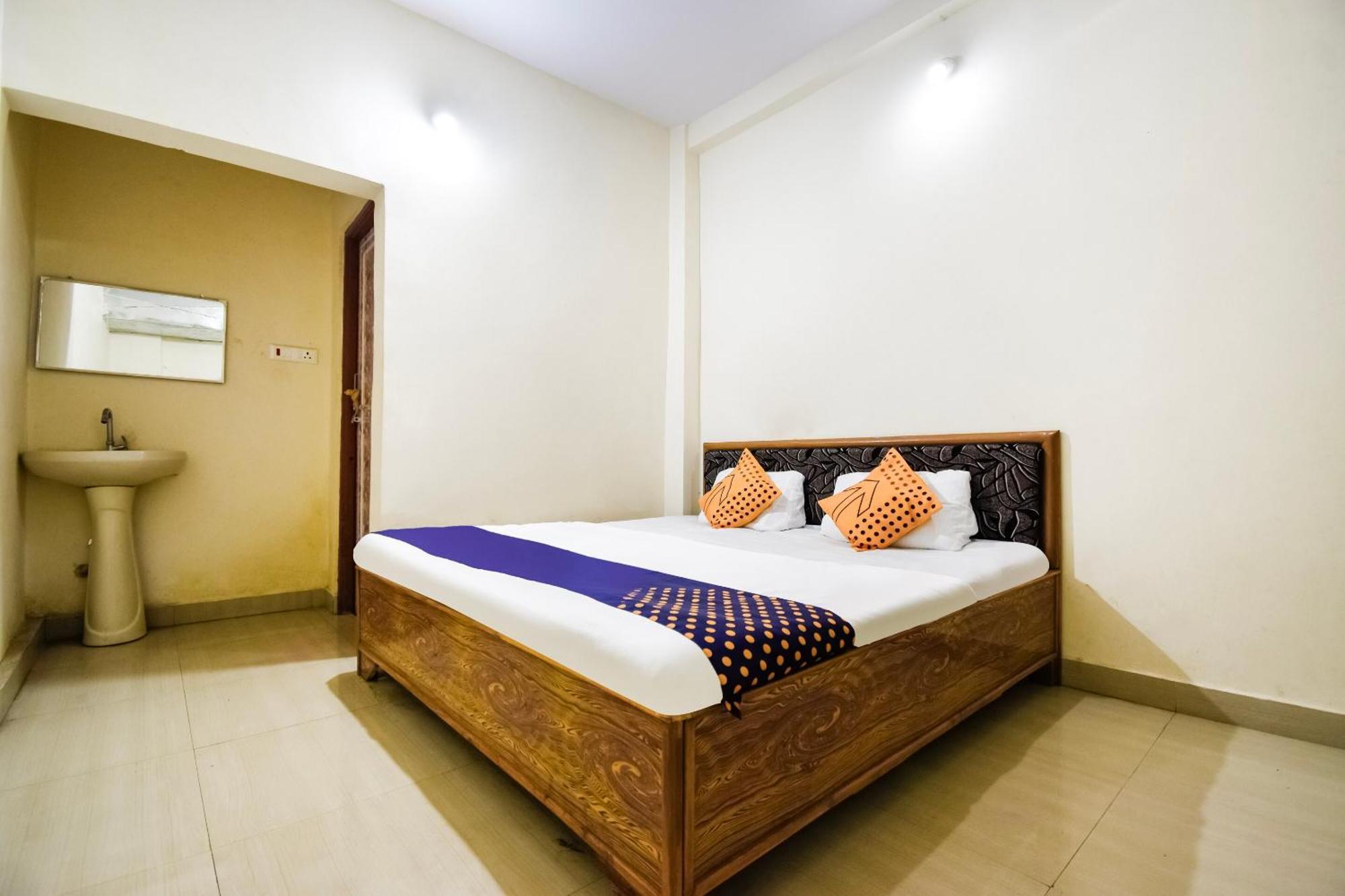 Oyo Pathak Hotel Nagpur