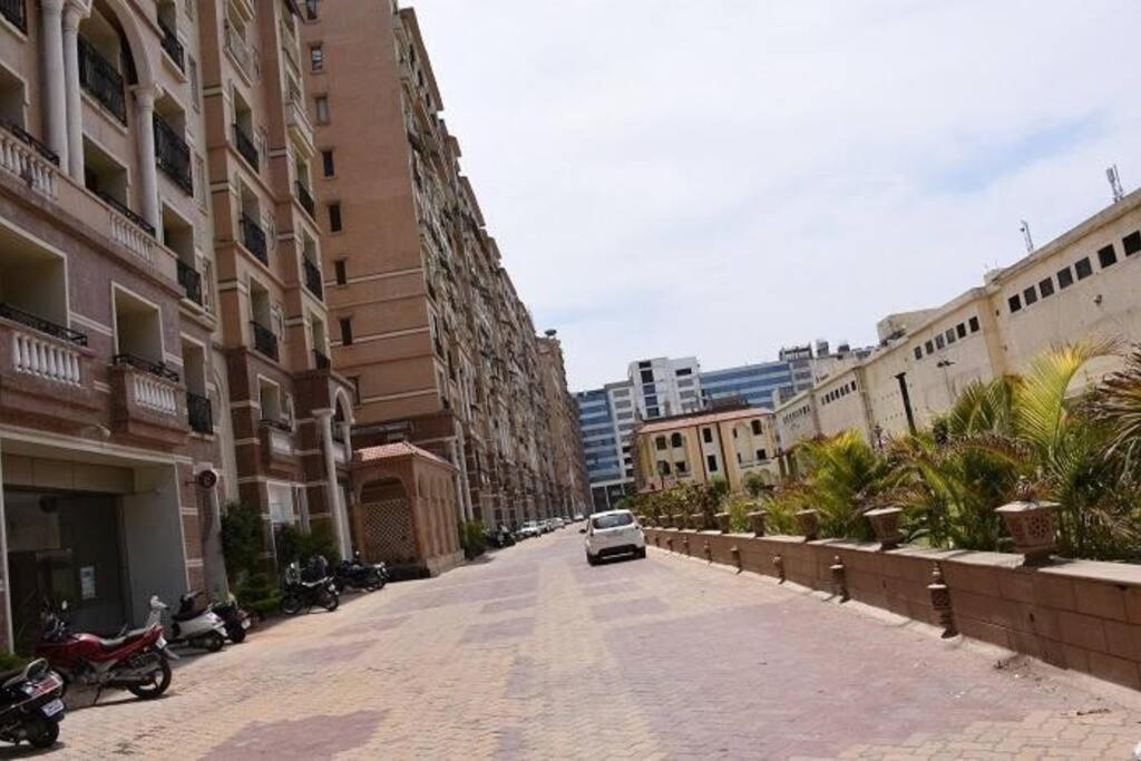 3bhk Very Big Luxurious In Center Apartment *
