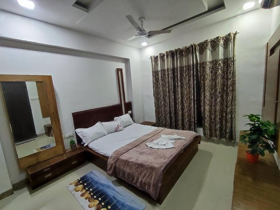3bhk Very Big Luxurious In Center Apartment *