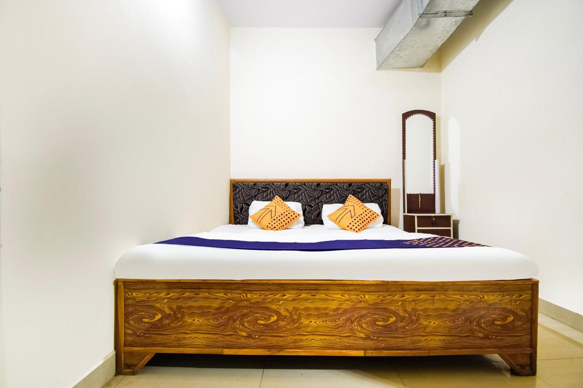 Oyo Pathak Hotel