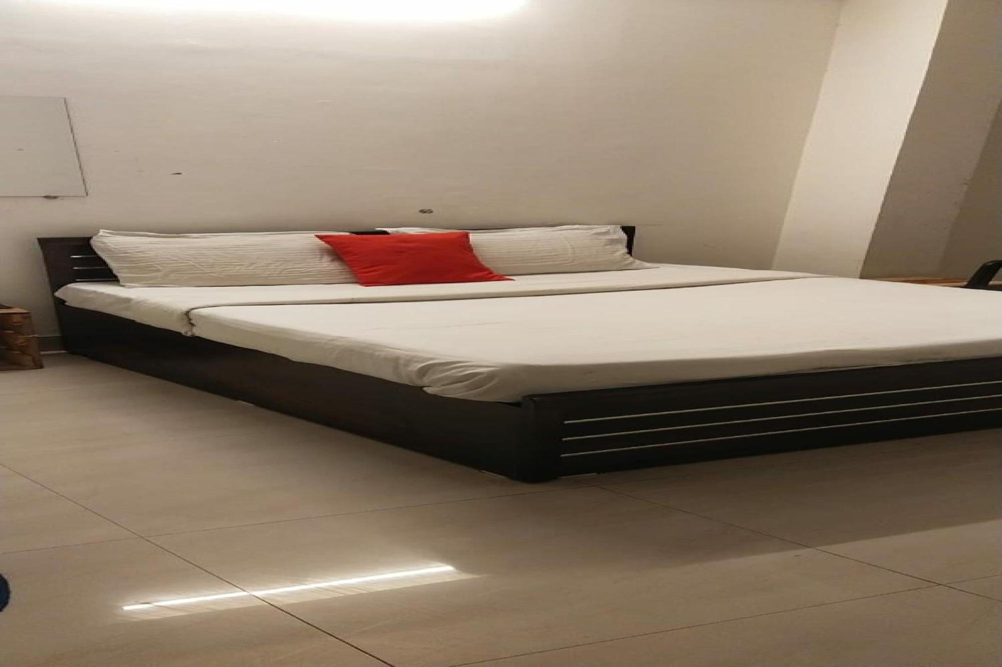 Hotel O Regal-