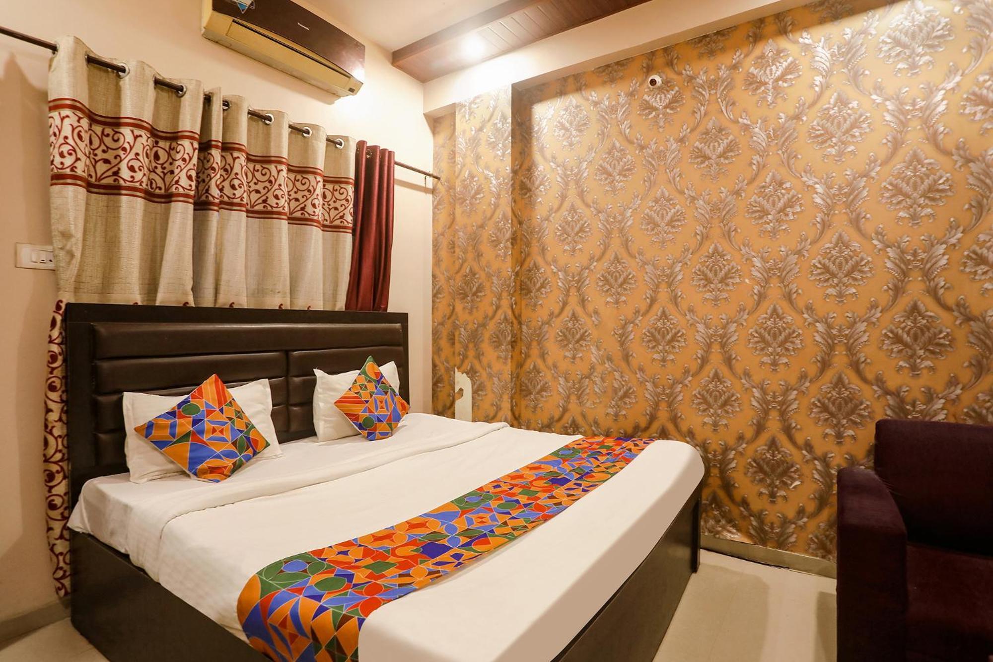 Fabhotel Happy