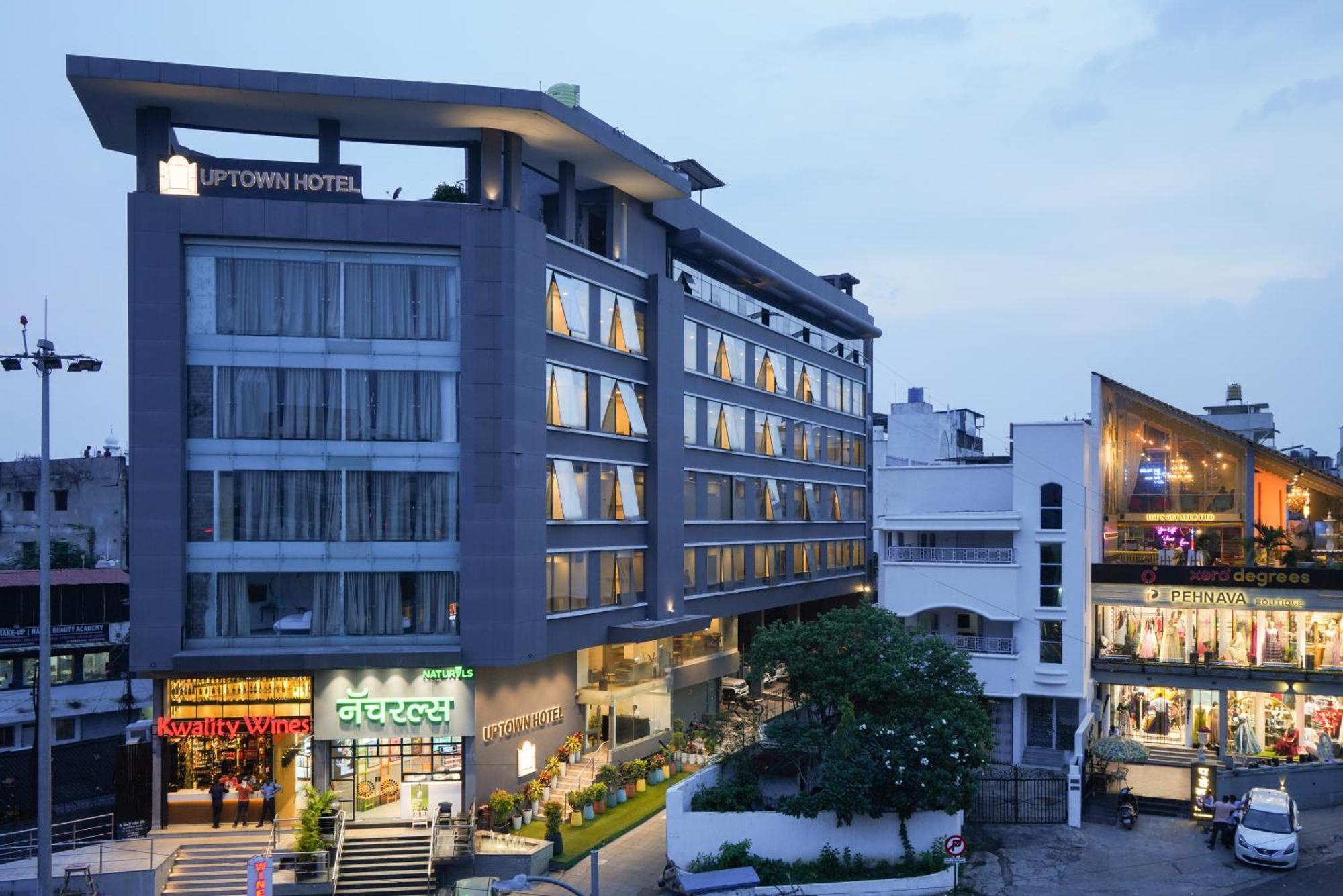 Uptown Hotel 3*