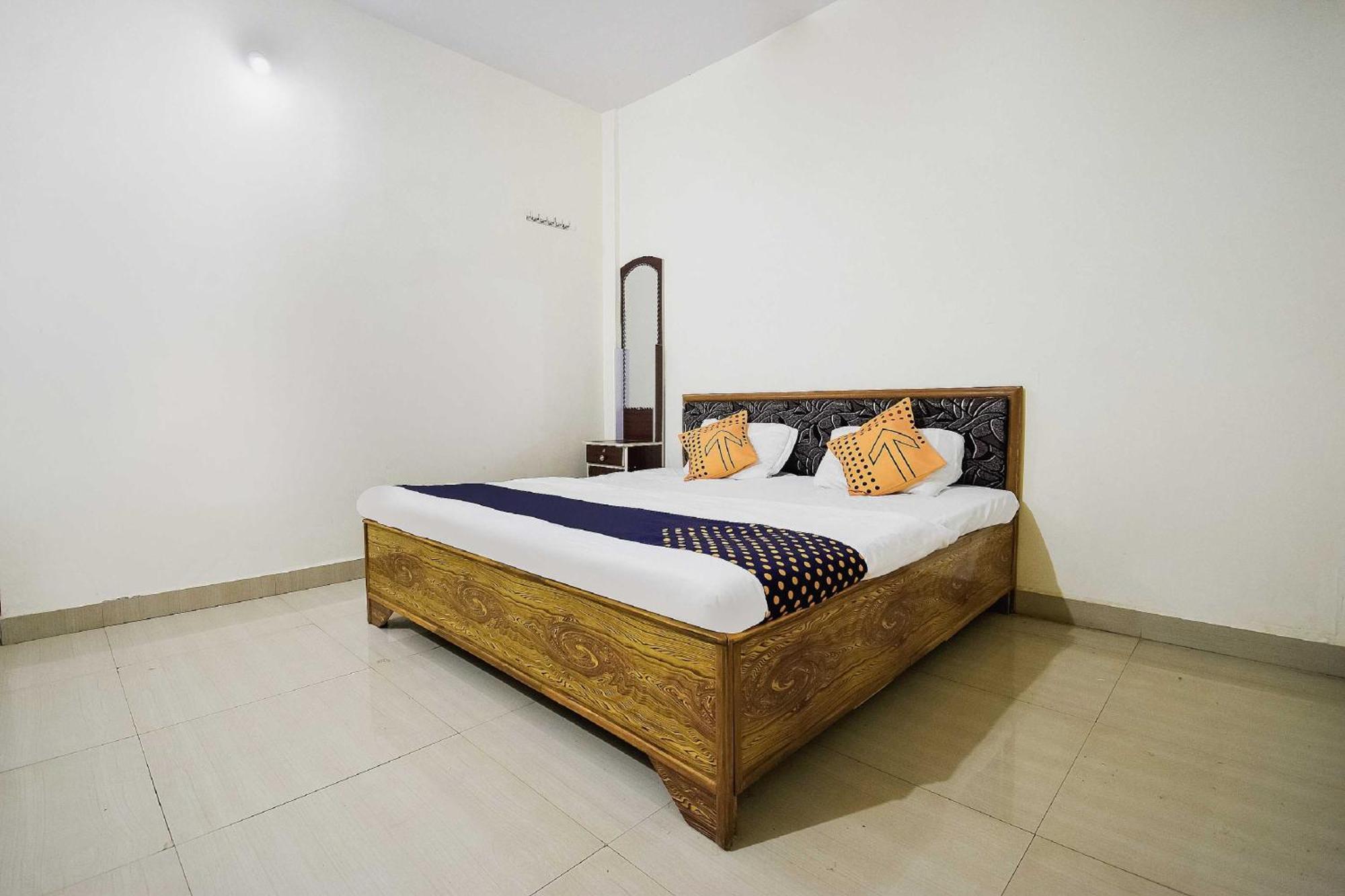Hotel Oyo Pathak 3*