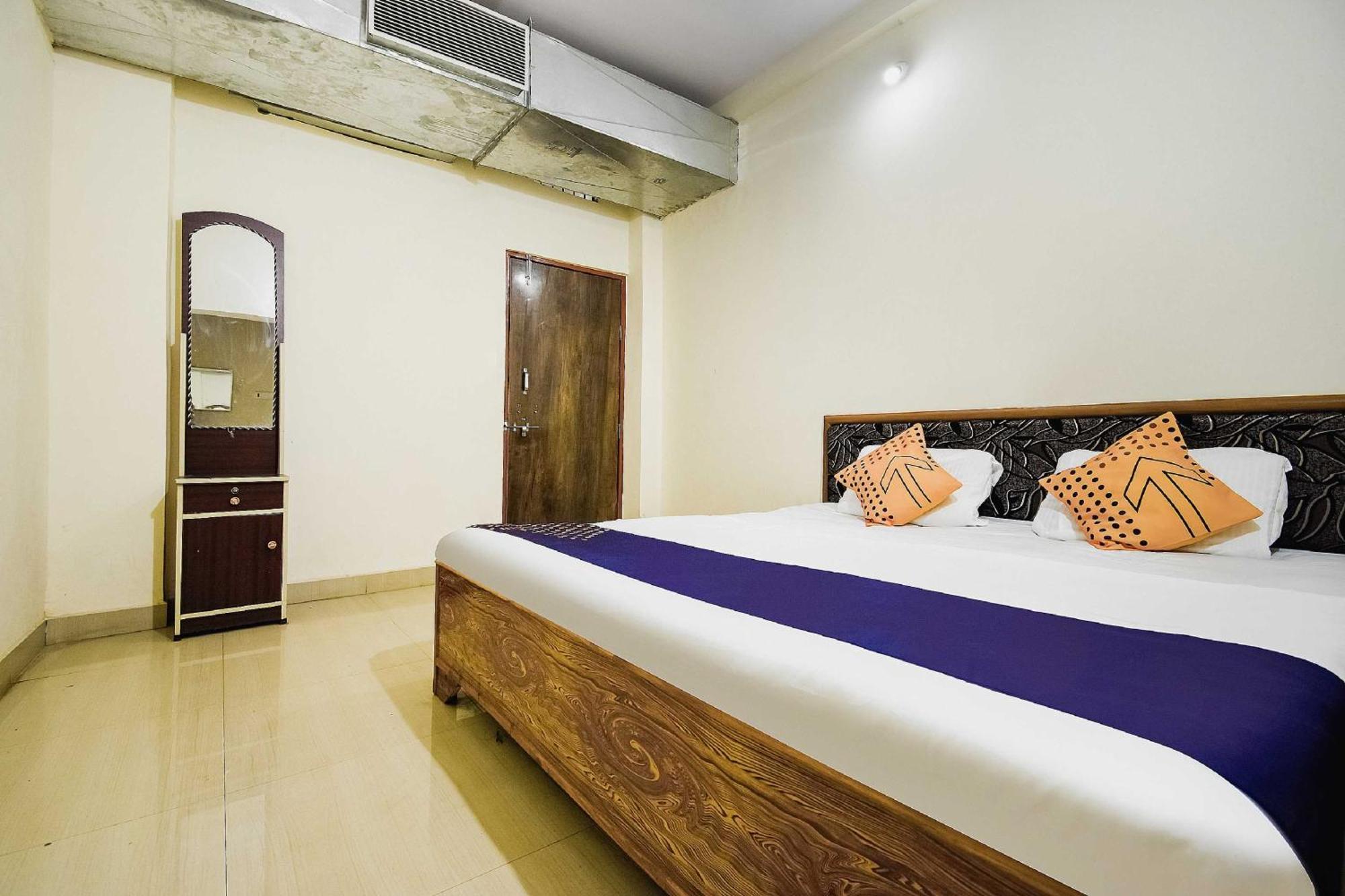 Oyo Pathak Hotel 3*