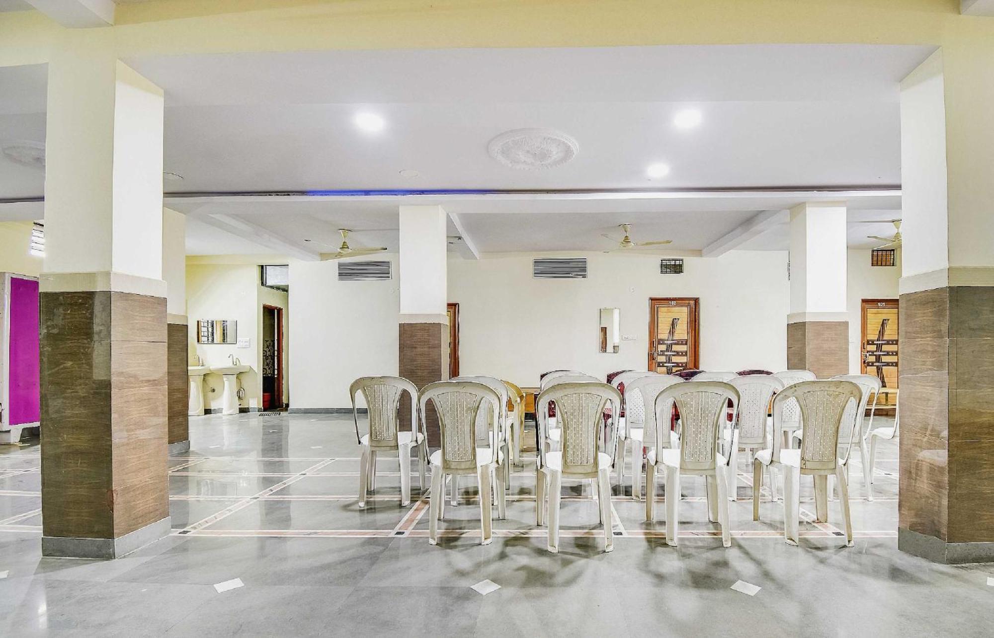 Oyo Pathak Hotel 3*