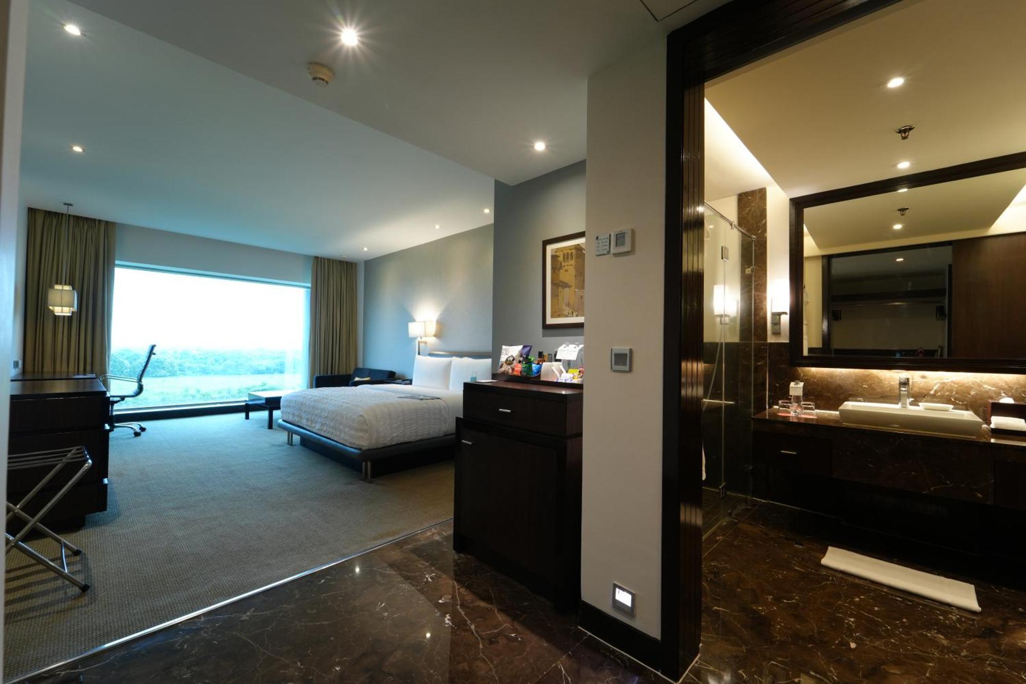 Le Meridien Hotel 5*