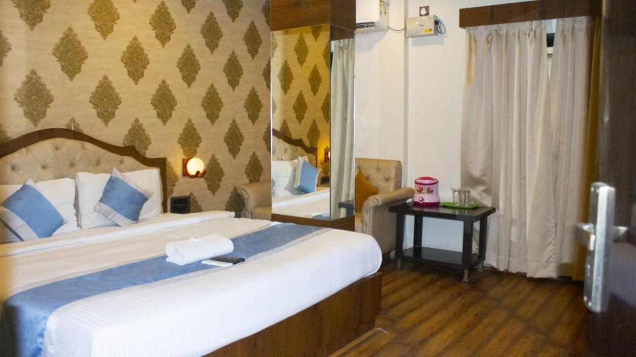 Parashar Check Hotel