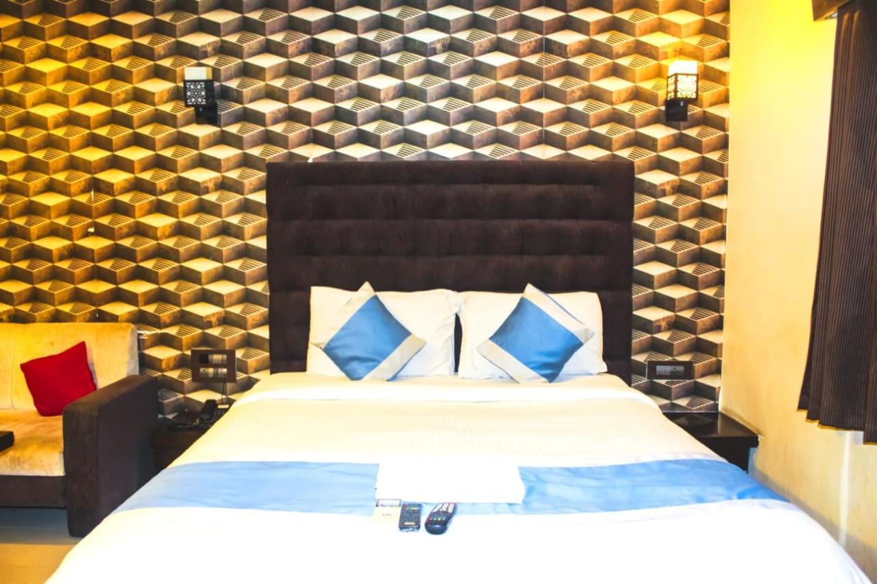 Parashar Check Hotel