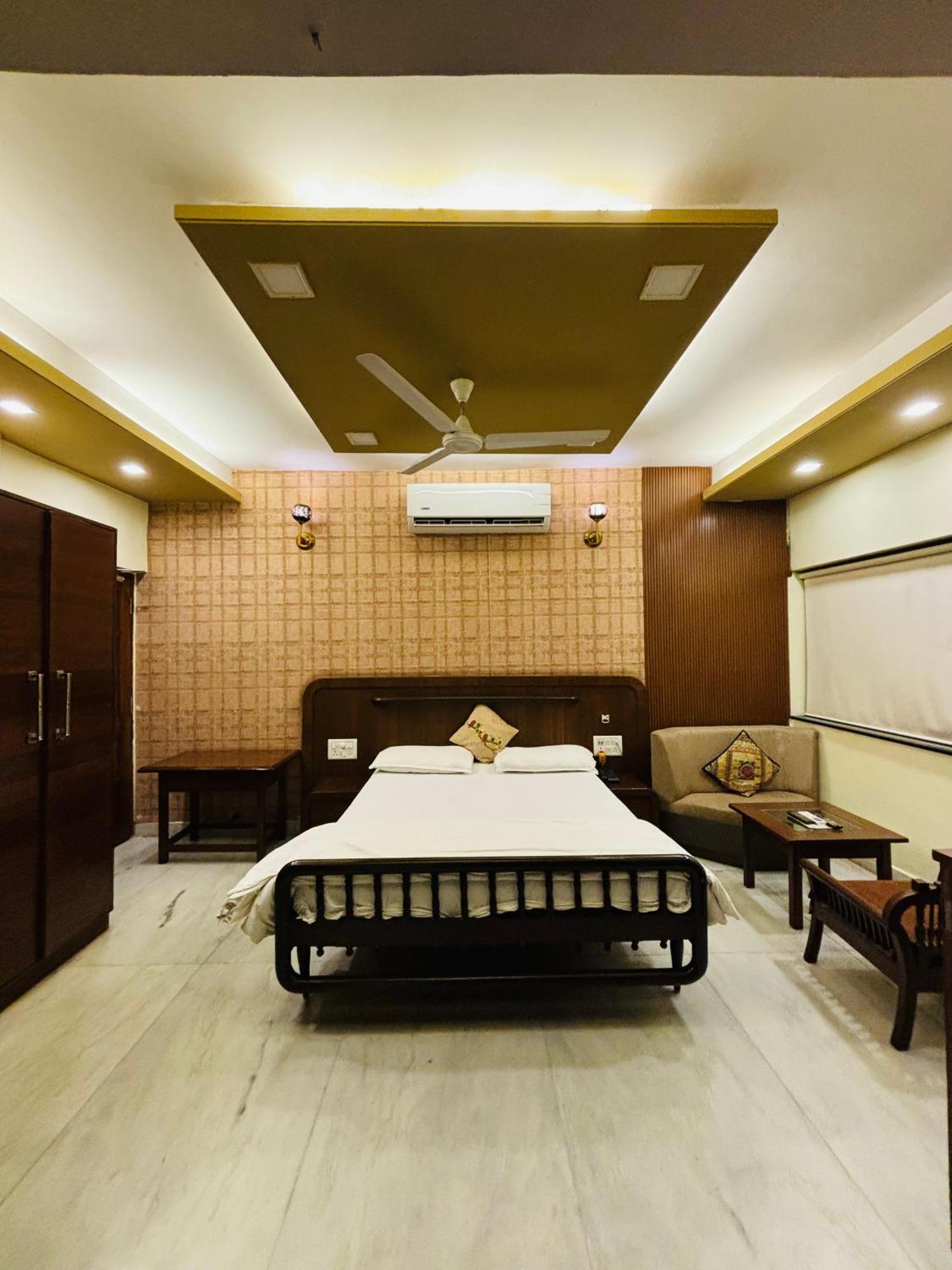 Royal Palms Luxury Service Hotel
