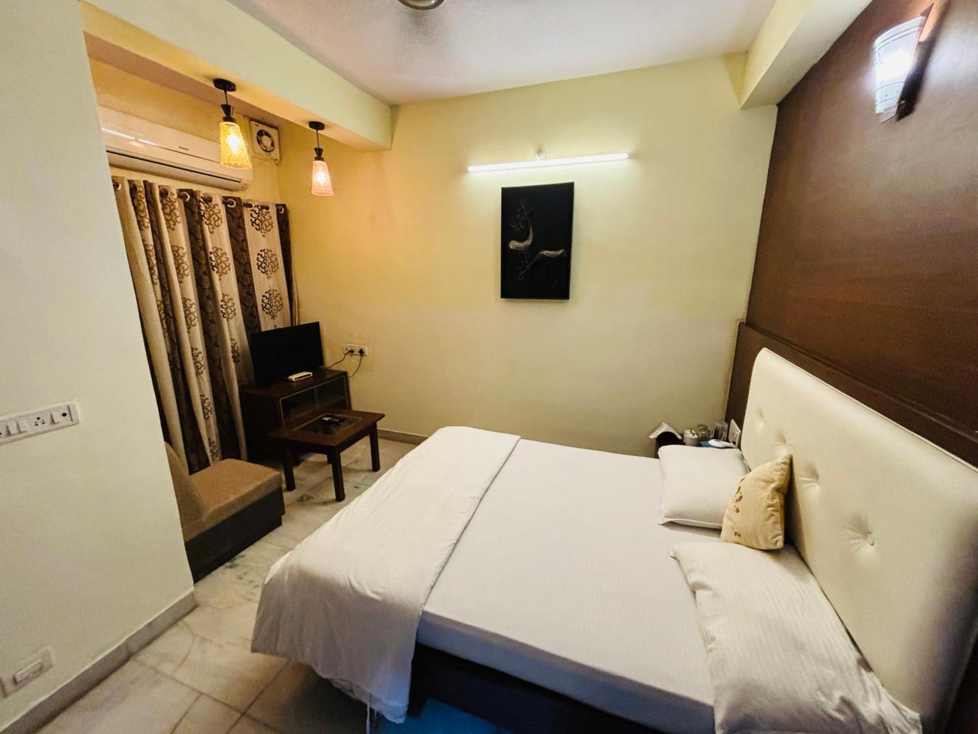Royal Palms Luxury Service Hotel
