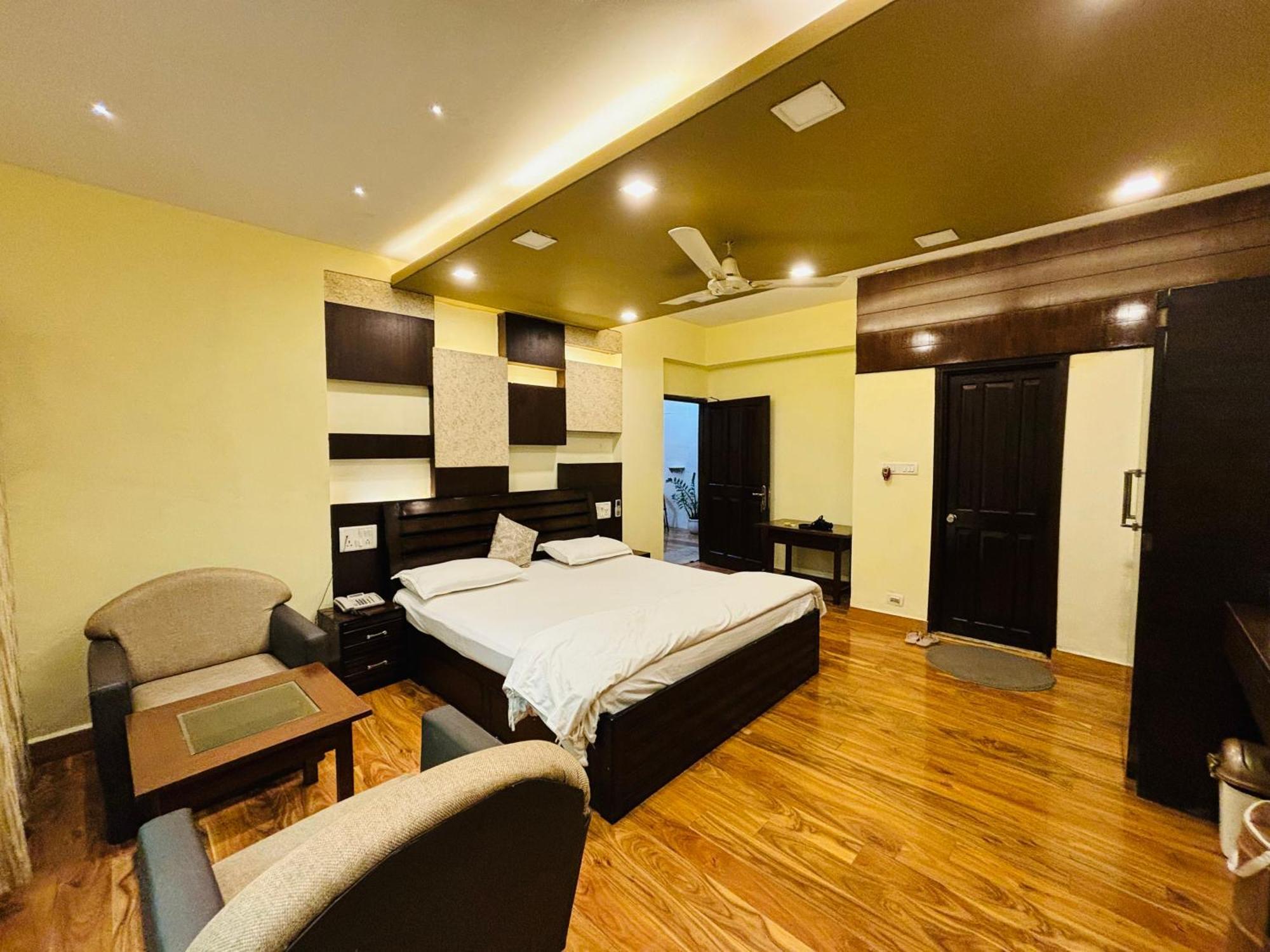 Hotel Royal Palms Luxury Service Nagpur