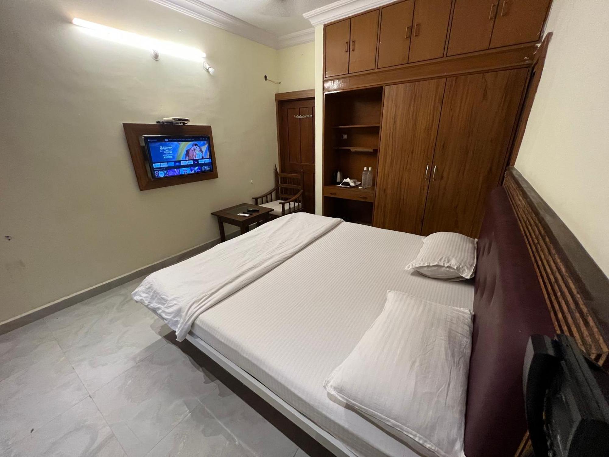 Royal Palms Luxury Service Hotel 3*