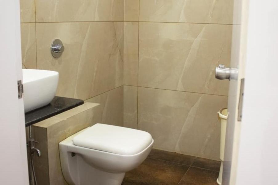 Parashar Check Hotel