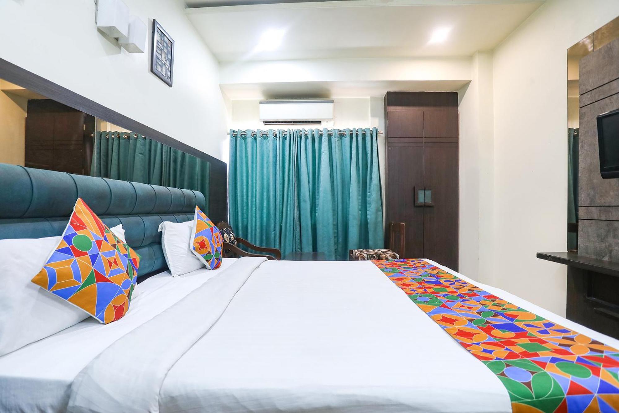 Hotel Fabhotel Dua Continental