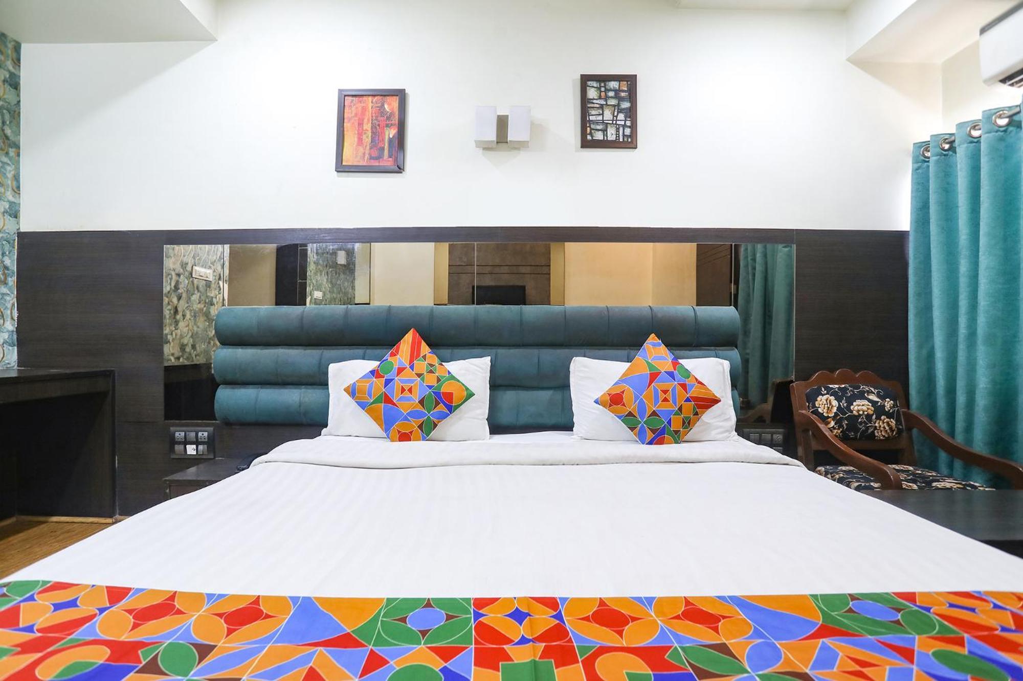 Hotel Fabhotel Dua Continental 3*