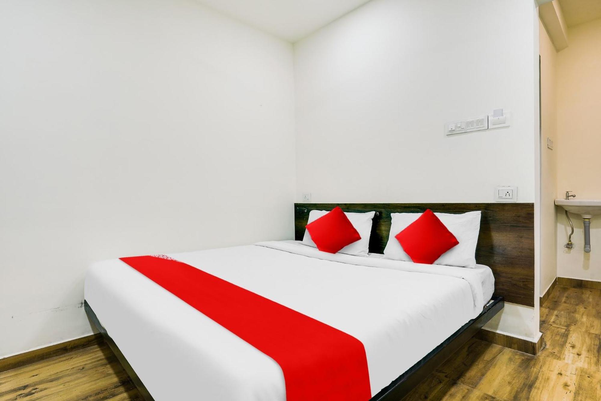 Hotel O White