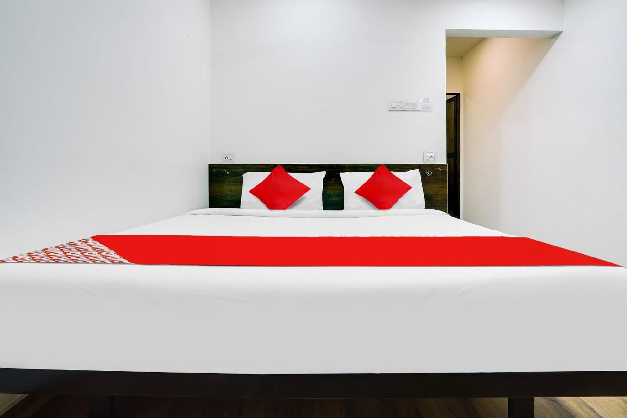 Hotel O White 4*